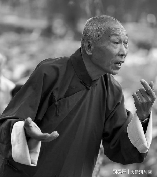 掌上乾坤 1975年四届人大召开前，毛主席嘱咐周恩来：要加上钱学森、侯宝林